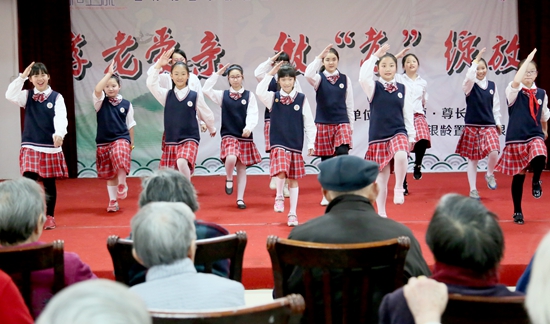 北小的孩子们为养老院的老人们表演节目_副本.jpg