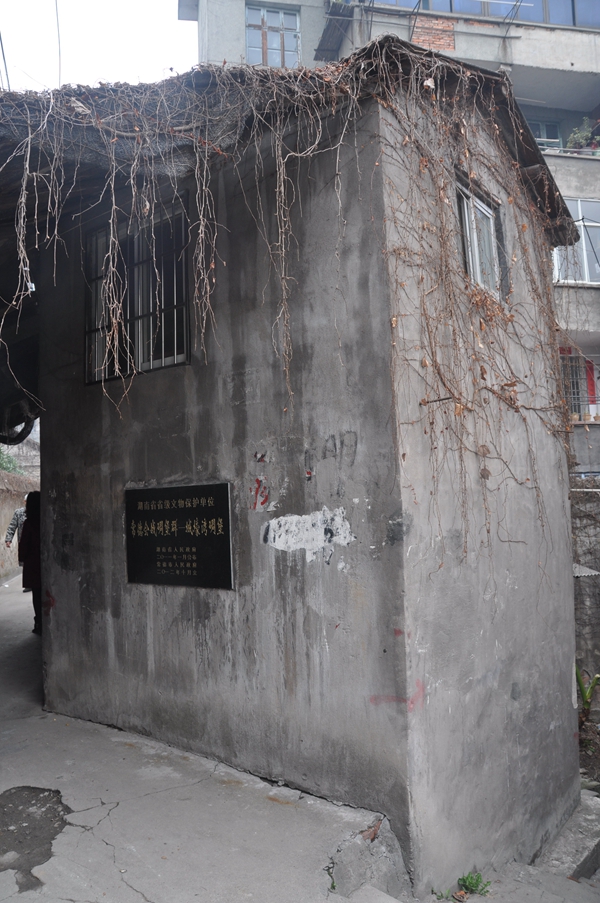 城壕湾碉堡上因修建了房屋，已看不出碉堡的原样.jpg